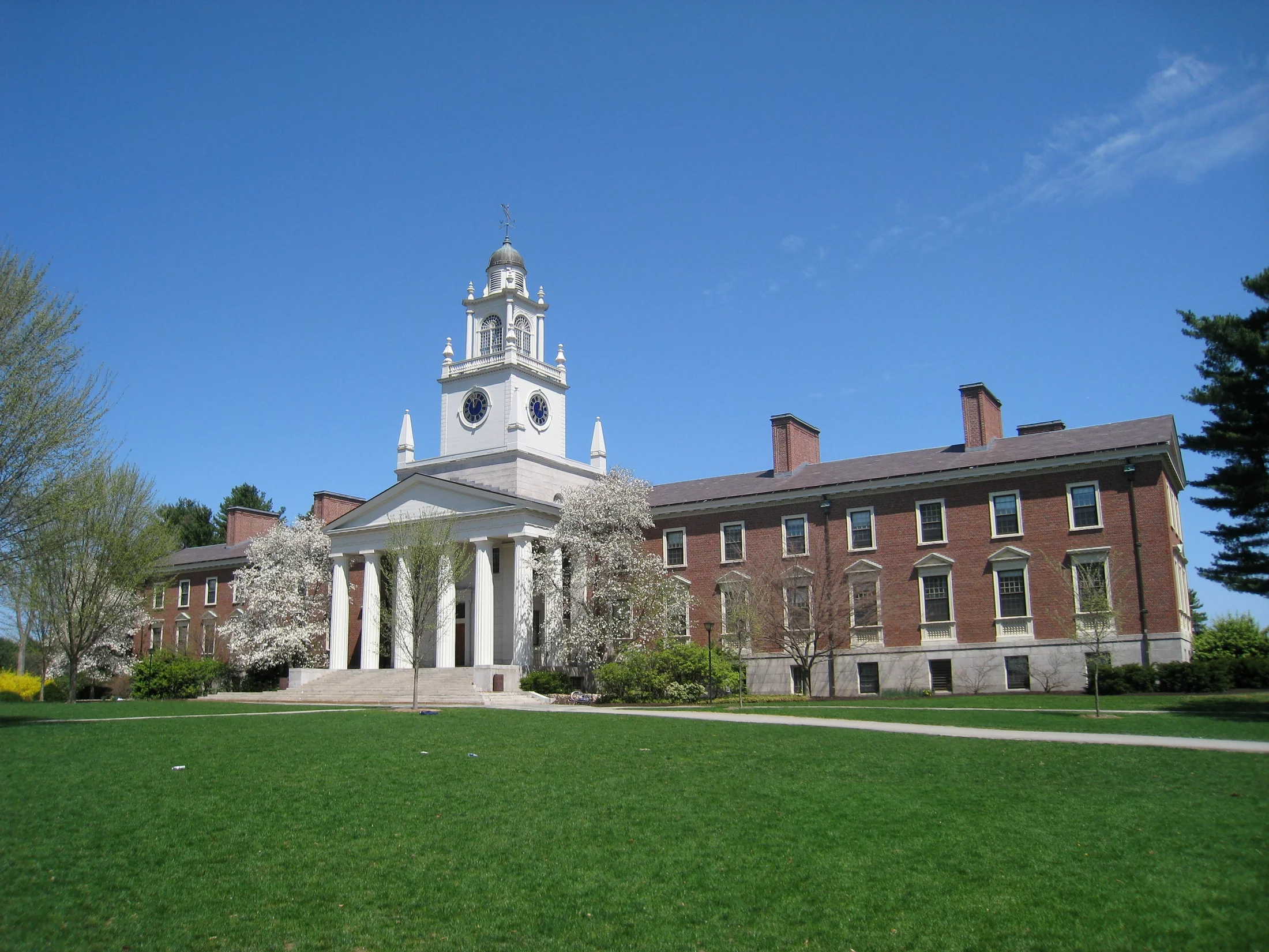 Phillips Academy Andover의 벽돌 교사와 잔디 캠퍼스