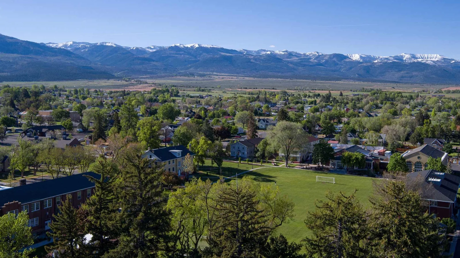 Wasatch Academy 캠퍼스와 유타 산맥의 항공 전경