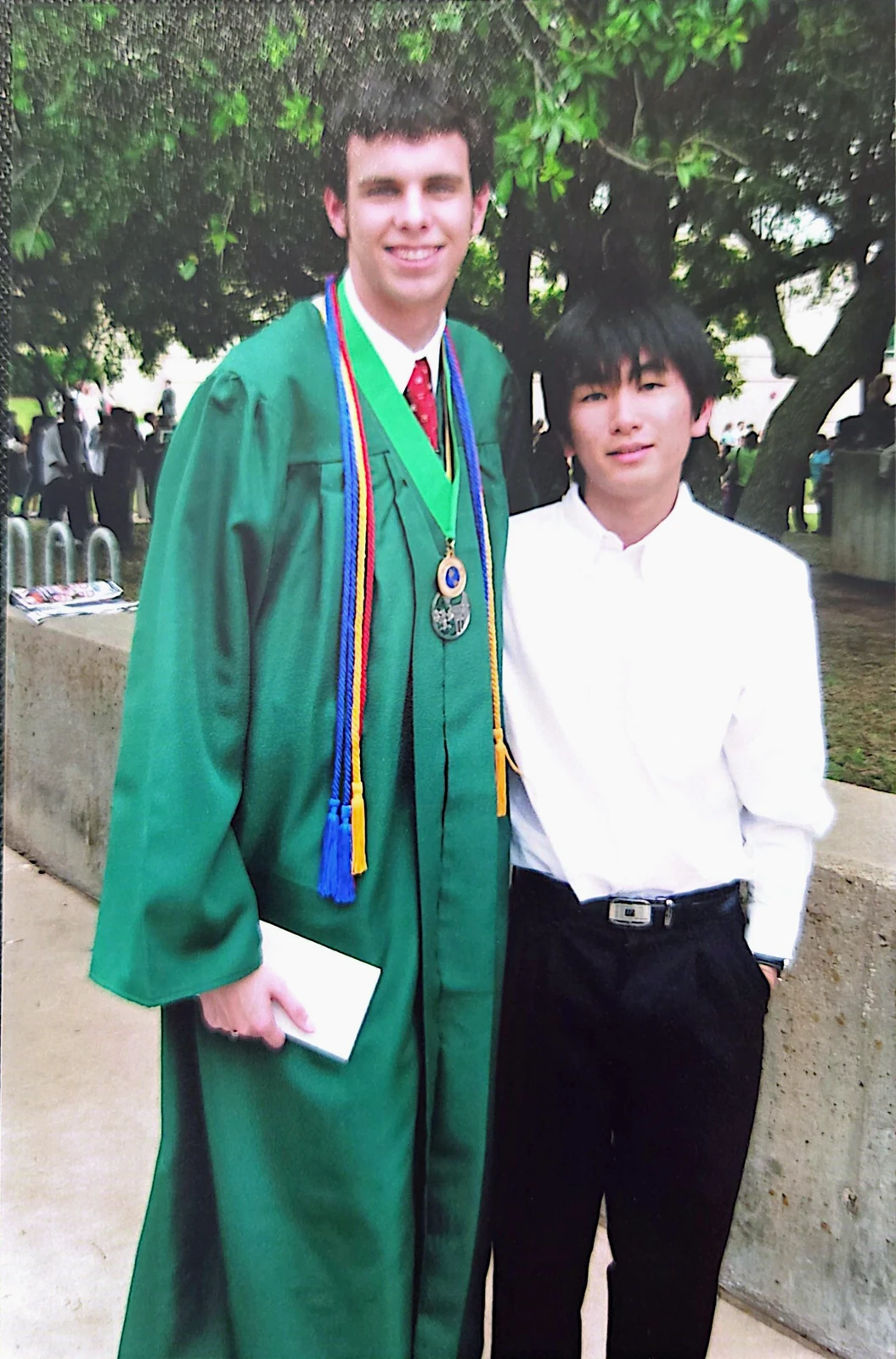 김동휘 대표의 교환학생 시절 기록: 졸업 행사에서 가운을 입은 친구와 함께