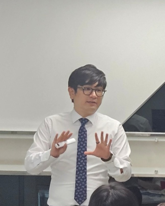 학부모 설명회에서 발표하는 김동휘 대표