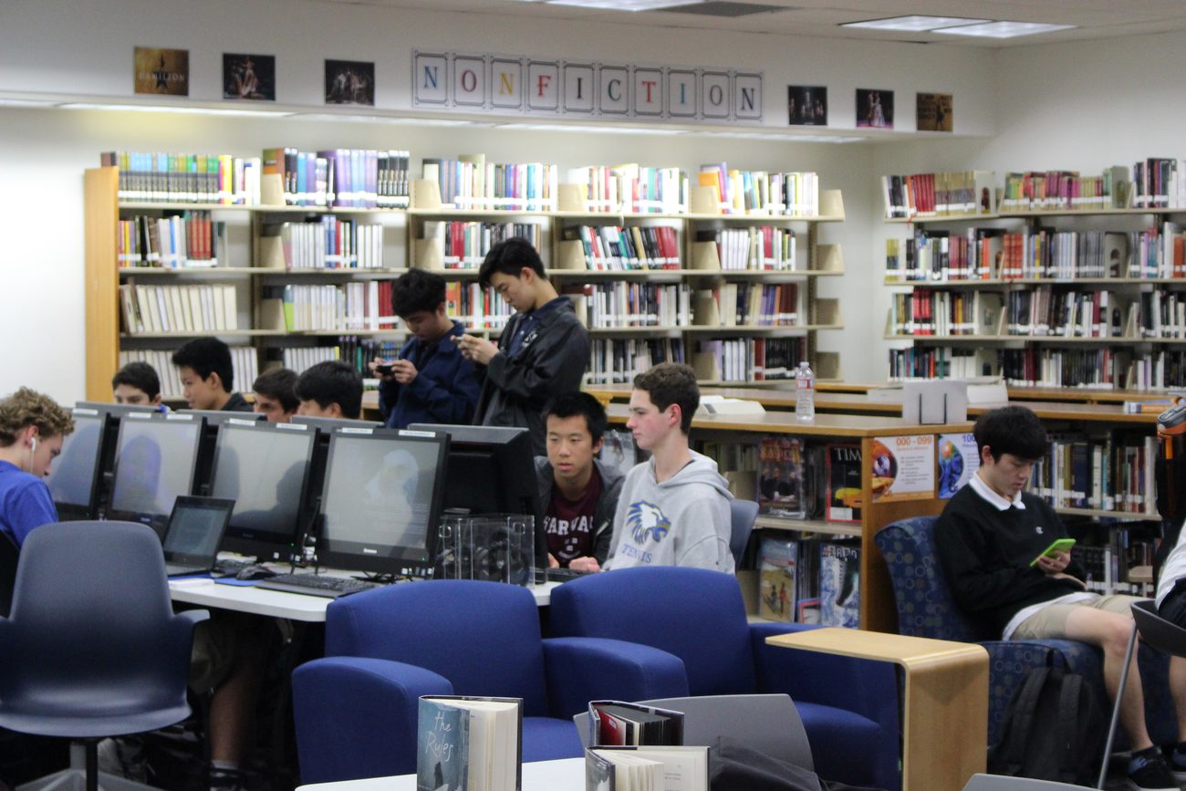 학교 도서관에서 공부하는 학생들