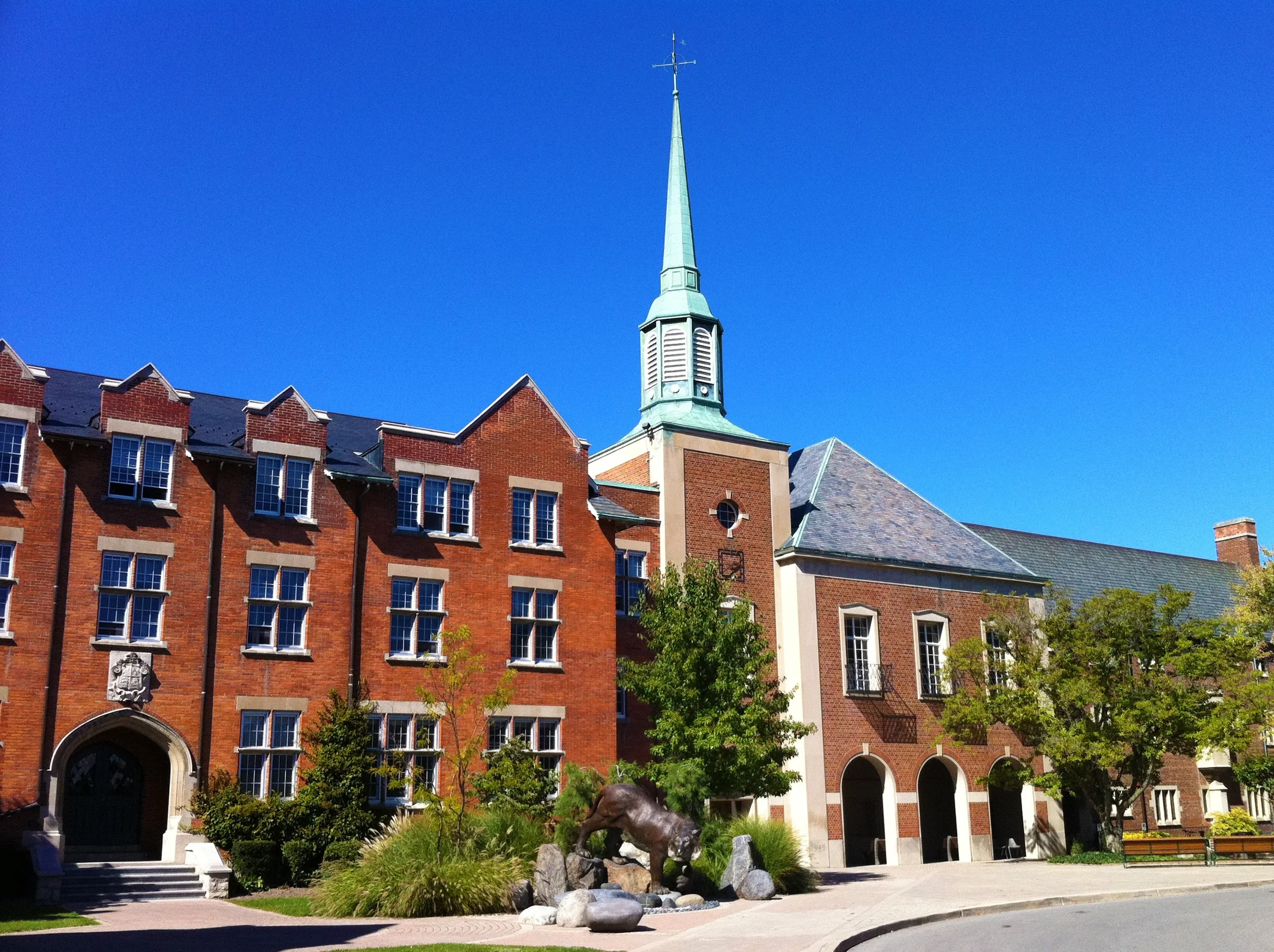 첨탑과 벽돌 건물이 있는 캐나다 Ridley College 캠퍼스